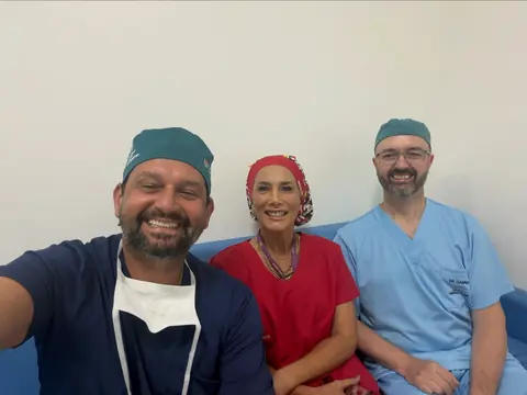 Equipe cirúrgica do Instituto reunida, de roupa de centro cirúrgico