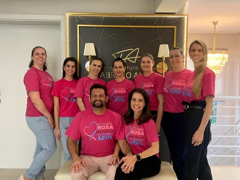 Equipe do Instituto na recepção, com camisetas do Outubro Rosa