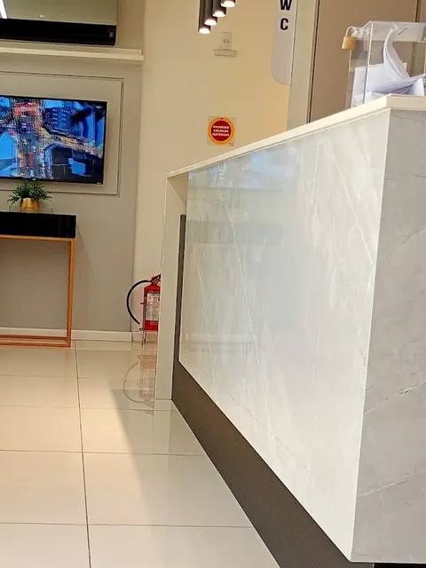 Sala de espera com televisão e ar-condicionado