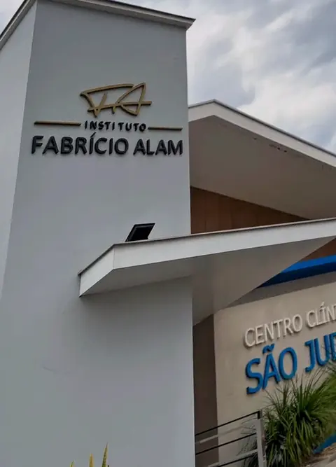 Fachada branca com o logo do Instituto Fabrício Alam