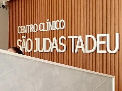 Letreiro do Centro Clínico São Judas Tadeu na recepção